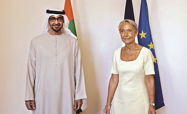 رئيس الإمارات صاحب السمو الشيخ محمد بن زايد ورئيسة الوزراء الفرنسية إليزابيث بورن عقب مباحثاتهما في باريس امس								(ا.ف.پ)