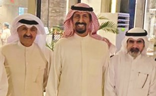 السفير الشيخ علي الخالد متوسطا وائل العنزي ومحسن العجمي