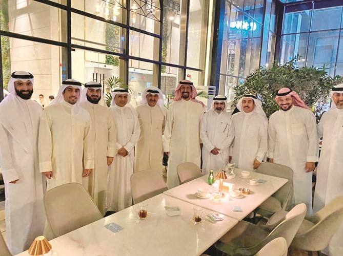 السفير الشيخ علي الخالد ووائل العنزي ومحسن العجمي وعدد من الحضور خلال حفل التكريم