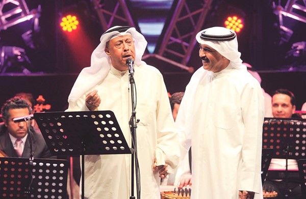 المطرب عبدالله الرويشد مع الراحل بومعاذ على خشبة مسرح عبدالحسين عبدالرضا