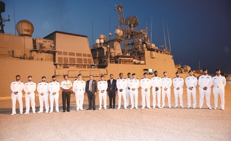 السفير الهندي سيبي جورج وفريقا القوة البحرية الكويتية والفرقاطة الهندية تيغ 45 خلال الاحتفال(متين غوزال)