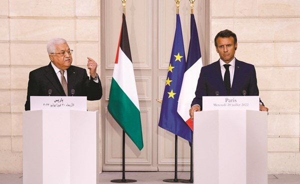 الرئيس الفرنسي إيمانويل ماكرون ونظيره الفلسطيني محمود عباس خلال مؤتمر صحافي مشترك أمس (رويترز)