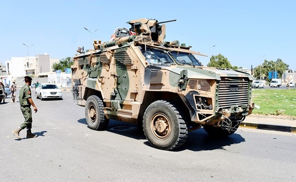 آلية تابعة لقوة العمليات المشتركة الداعمة لحكومة الدبيبة خلال دورية في طرابلس أمس الأول (رويترز)