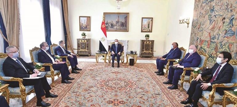 الرئيس المصري عبدالفتاح السيسي مستقبلا وزير الخارجية الروسي سيرغي لاڤروڤ