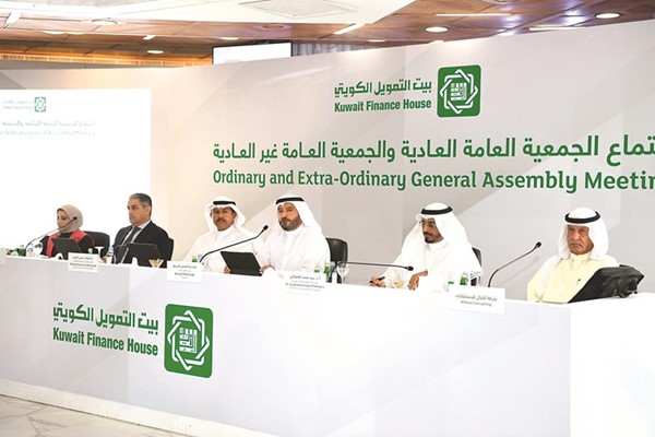 حمد المرزوق وعبدالوهاب الرشود ود. سيد محمد الطبطبائي وشادي زهران وجاسم السعدون خلال عمومية بيتك امس	(قاسم باشا)
