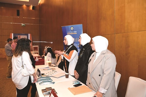 فريق جامعة الكويت في استقبال الطلبة