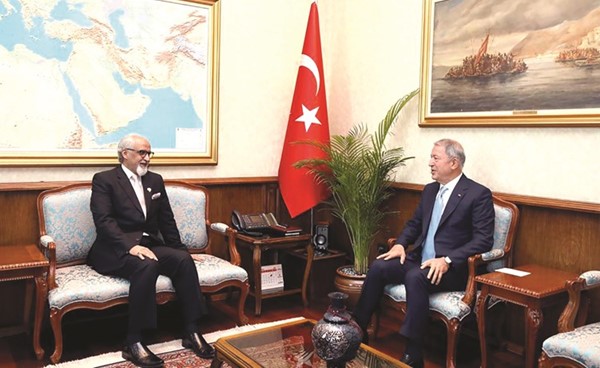 وزير الدفاع التركي خلوصي اكار مستقبلا سفيرنا في أنقرة غسان الزواوي