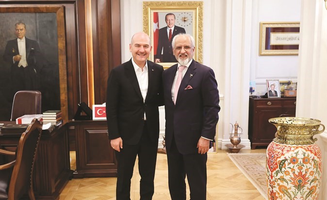 وزير الداخلية التركي سليمان صويلو مستقبلا السفير غسان الزواوي
