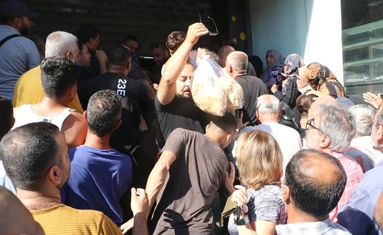مواطن حظي بربطتين من الخبز أمام أحد الأفران	(محمود الطويل)