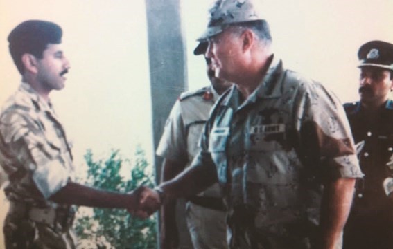 قائد قوات التحالف الجنرال نورمان شوارسكوف مصافحا الشنفا خلال زيارة للكويت قبل الغزو