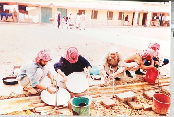 صورة من معتقل بعقوبة في بغداد وتنظيف الأواني بعد الأكل
