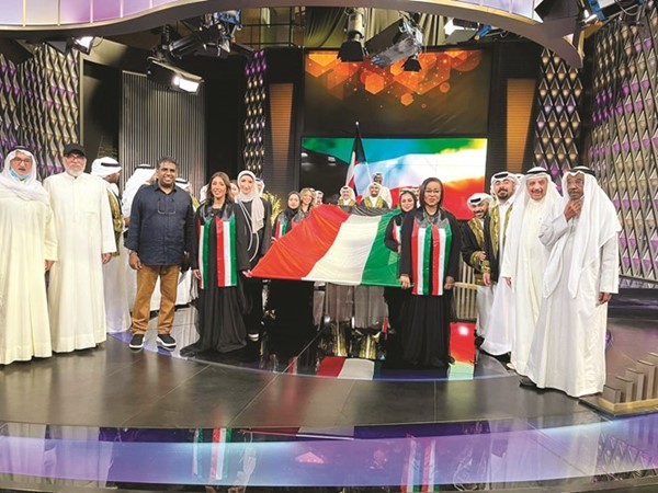 د. سليمان الديكان مع أعضاء الفرقة في كواليس التصوير