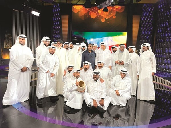 فرقة التلفزيون للفنون بعد الانتهاء من التصوير يتوسطهم د. سليمان الديكان