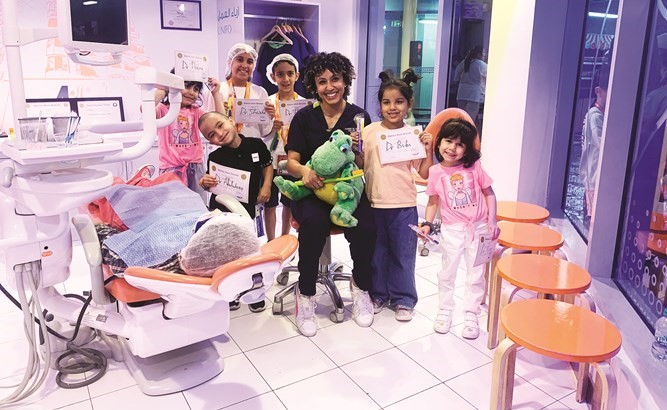 د.منار الغانم مع عدد من الأطفال في عيادة أسنان تاور