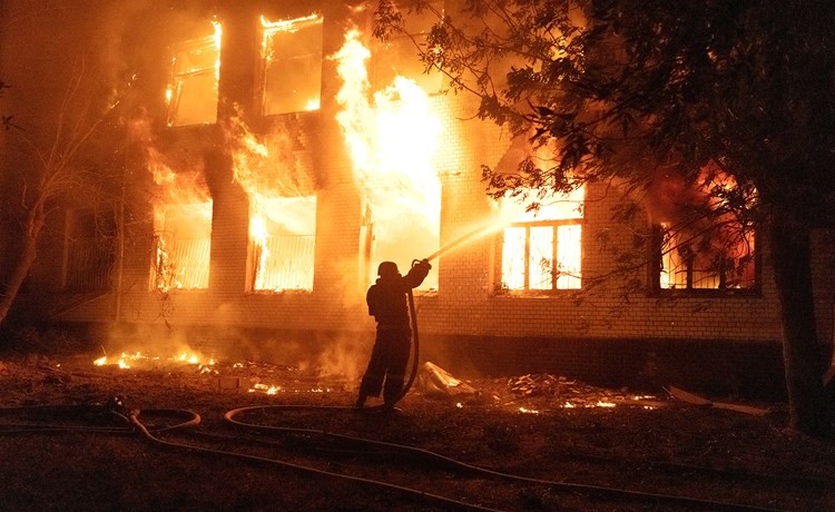 رجل اطفاء يحاول اخماد حريق نجم عن صاروخ روسي على ميكولايف		(رويترز)