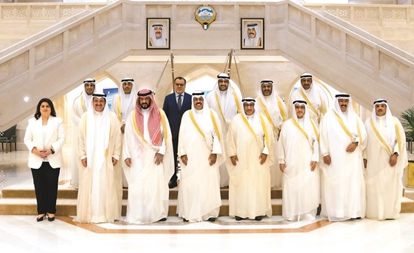 سمو رئيس مجلس الوزراء الشيخ أحمد النواف وأعضاء الحكومة الجديدة في صورة جماعية على هامش الاجتماع الأول لمجلس الوزراء