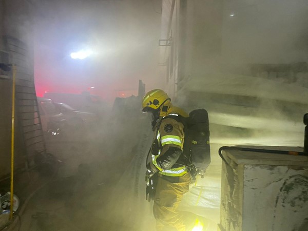 بالفيديو.. فرق الإطفاء سيطرت على حريق سرداب عمارة بمنطقة شرق