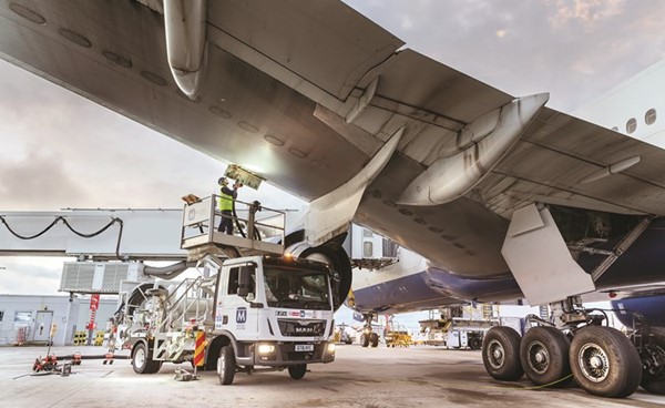 شركة مينزيز تقدم خدمات الشحن الجوي والتزويد بالوقود والخدمات الأرضية في 6 قارات