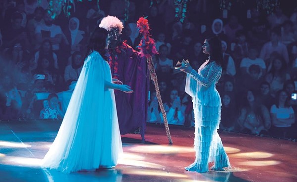ليالي دهراب في مشهد من مسرحية "زيتوريا"