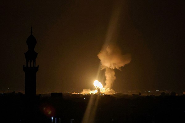 دخان ونيران تتصاعد جراء غارات اسرائيلية على قطاع غزة (ا.ف.ب)