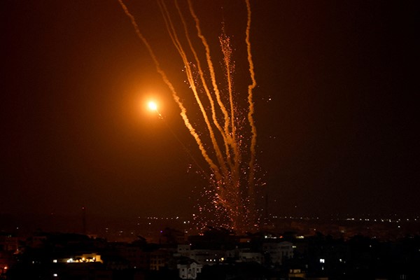 رشقة صواريخ اطلقتها "سرايا القدس" باتجاه اسرائيل (رويترز)