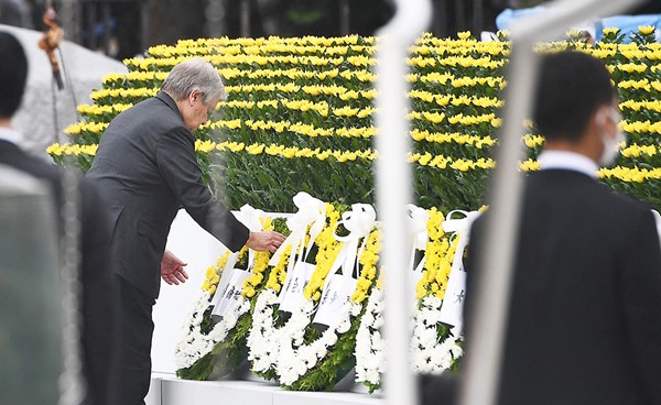 الأمين العام للأمم المتحدة أنطونيو غوتيريش يضع إكليلا من الزهور على النصب التذكاري لضحايا هيروشيما (أ.ف.پ)