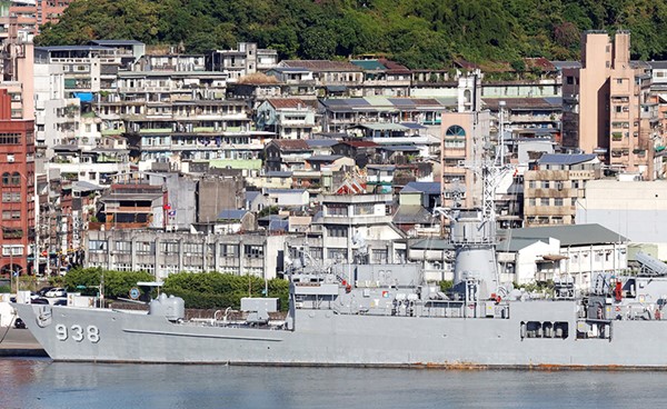 سفينة عسكرية تايوانية راسية في ميناء كيلونغ (رويترز)