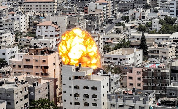 كرة نيران تتصاعد من مبنى سكني قصفته إسرائيل خلال عدوانها الجديد على غزة أمس	(أ.ف.پ)