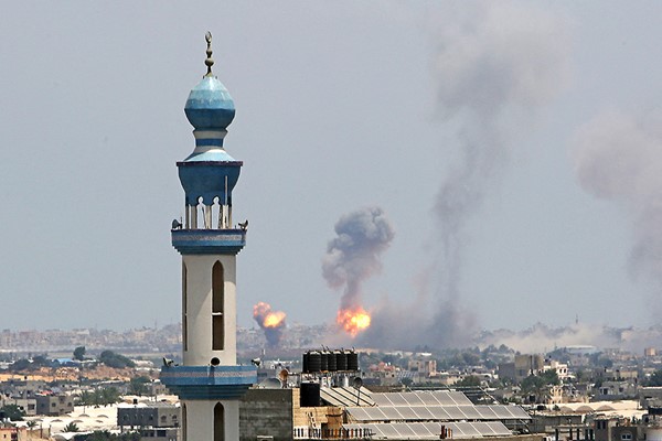 دخان ونيران تتصاعد من مبانٍ في خان يونيس نتيجة غارة اسرائيلية على غزة امس (ا.ف.ب)