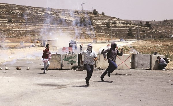 طلاب فلسطينيون خلال مواجهات مع قوات الاحتلال في رام الله امس	(أ.ف.پ)