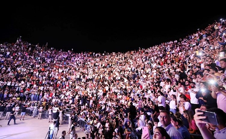 تامر حسني في «جرش» يغني «حلو المكان»