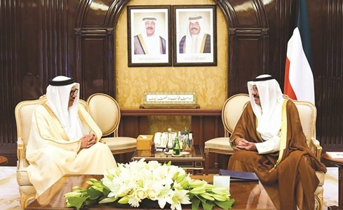 رئيس الوزراء استقبل وزيرين بحرينيين