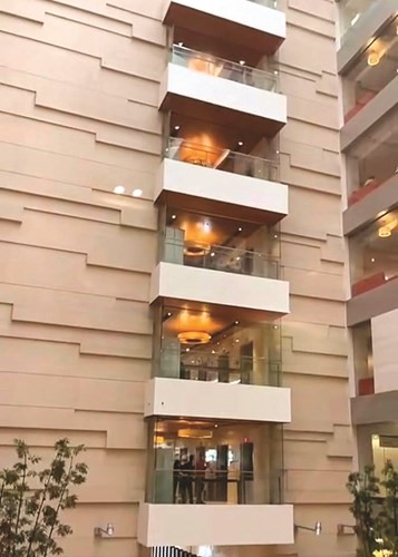 المستشفى مكون من طوابق عديدة تضم مختلف التخصصات