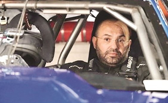 طلال بن عيدان خلف مقود السيارة في إحدى الفعاليات