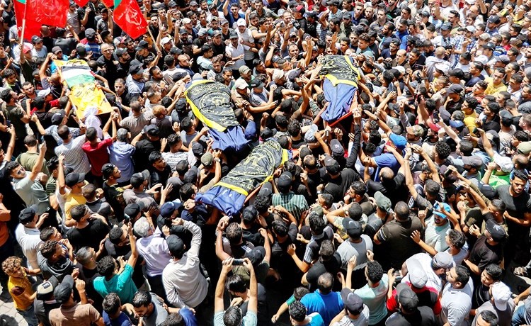 الآلاف يشيعون جثامين فلسطنيين بينهم خالد منصور القائد العسكري البارز في سرايا القدس في رفح أمس	(رويترز)