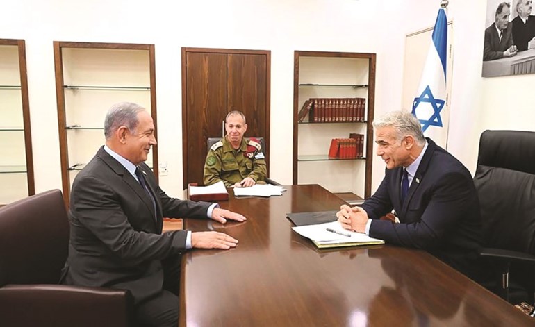 رئيس الوزراء الإسرائيلي يائير لابيد مستقبلا بنيامين نتنياهو في مكتبه	(معاريف)