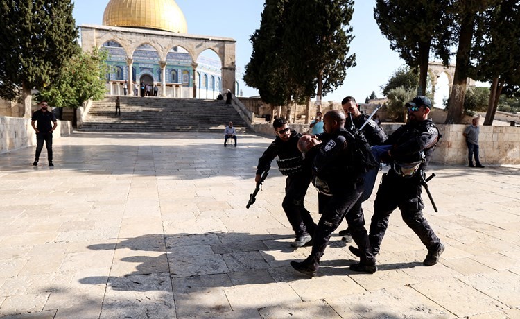 فوات الاحتلال تعتقل فلسطينيا حاول التصدي لاقتحامات المستوطنين المتطرفين لباحات المسجد الأقصى امس	(رويترز)