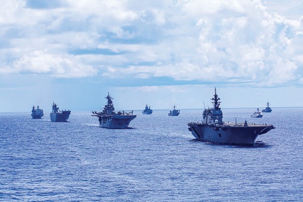 سفن حربية أميركية تبحر في مياه المحيط الهادئ بالتزامن مع المناورات العسكرية الصينية قرب تايوان امس (أ.ف.پ)