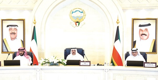 سمو الشيخ أحمد النواف والشيخ طلال الخالد ود.محمد الفارس خلال الاجتماع