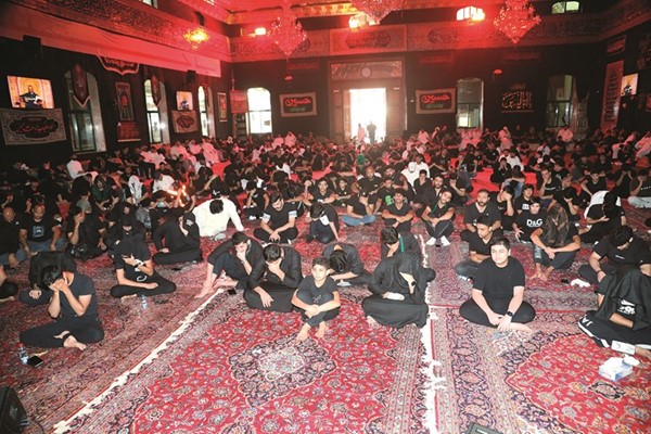 حضور من كل الأعمار في الحسينية الكربلائية	(زين علام)