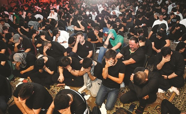 بكاء وتأثر من الحضور في حسينية عاشور	(متين غوزال)