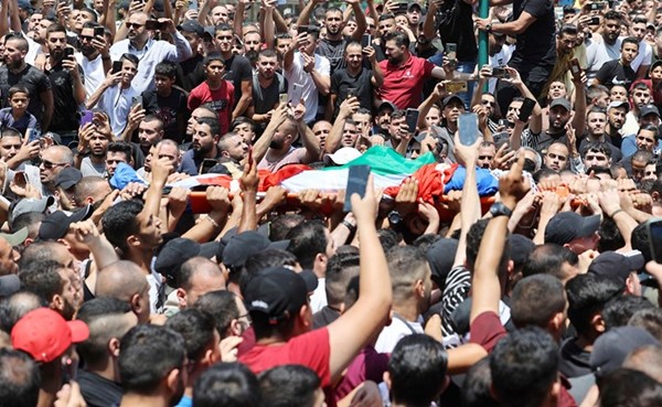 فلسطينيون يشيعون جثمان احد قياديي كتائب شهداء الاقصى الذين قضوا على يد الاحتلال في نابلس امس	(أ.ف.پ)