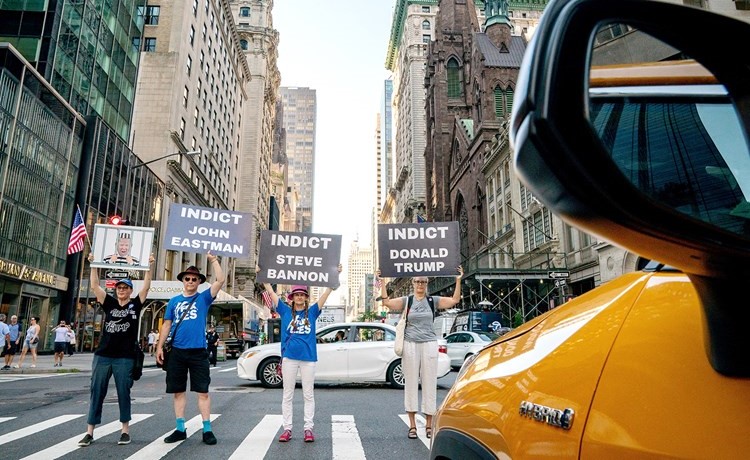 محتجون يطالبون باعتقال ترامب خلال تظاهرة في نيويورك غداة تفتيش منتجعه بفلوريدا	(رويترز)