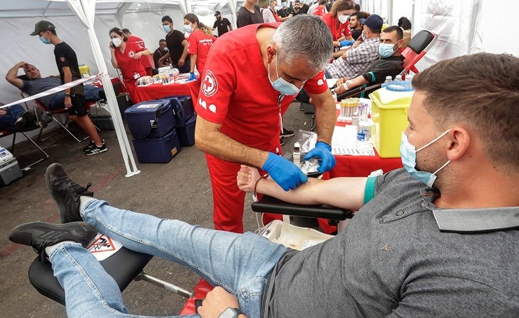 لبنانيون يتبرعون بالدم مشاركة في إحياء ذكرى عاشوراء في النبطية		 	(أ.ف.پ)