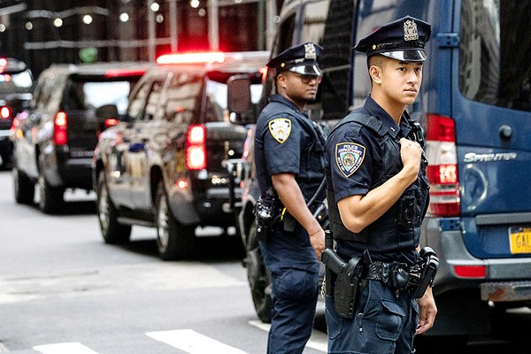 الشرطة تحرس موكب دونالد ترامب لدى وصوله إلى مكتب المدعي العام في نيويورك (رويترز)