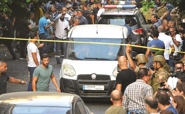 السيارة التي خرج بها محتجز الرهائن بعد موافقته على التسوية	(محمود الطويل)