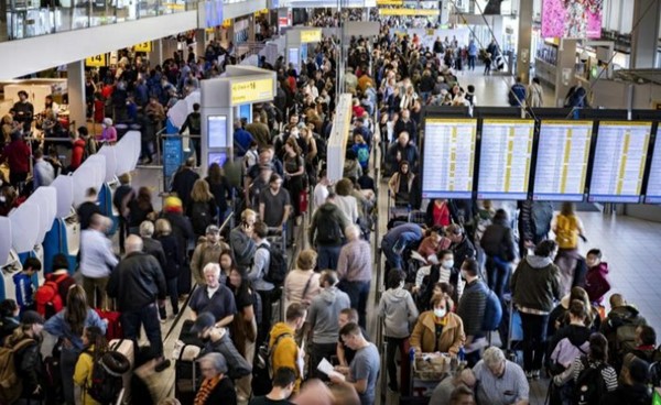 مطار امستردام سيدفع تعويضات للمسافرين المتضررين من الفوضى