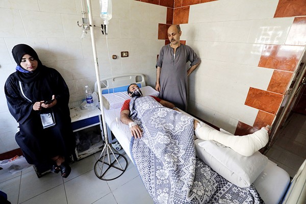 أحد ضحايا الحريق يتلقى العلاج في المستشفى بالجيزة	(رويترز)