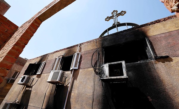 جانب من آثار الحريق على واجهة كنيسة «أبوسيفين» في إمبابة (أ.ف.پ)