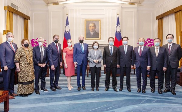 صورة جماعية لرئيسة تايوان مع أعضاء وفد الكونغرس الاميركي أمس	(ا.ف.پ)